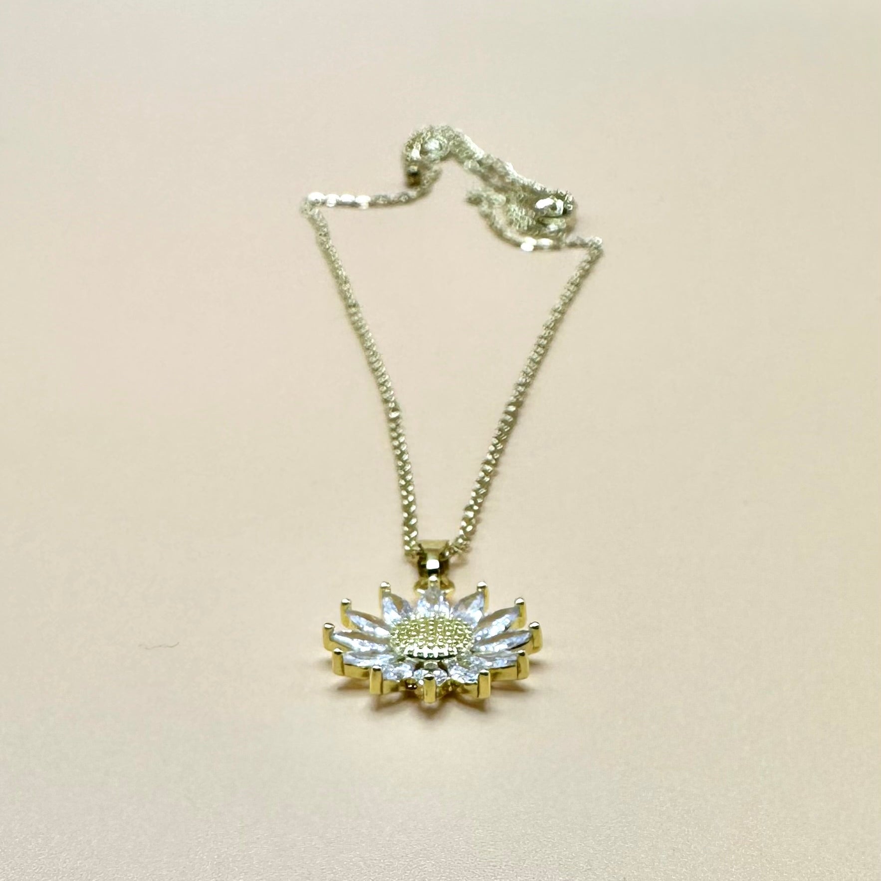 Gold Flower Pendant Necklace for Women Light Luxury Zirconia Inlaid Titanium Steel Chain Elegant Jewellery