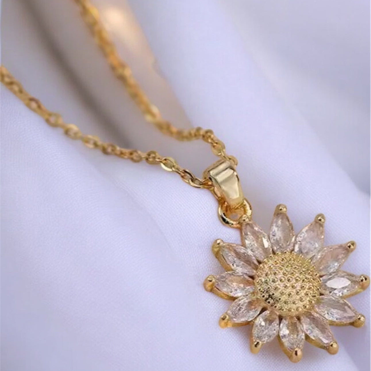 Gold Flower Pendant Necklace for Women Light Luxury Zirconia Inlaid Titanium Steel Chain Elegant Jewellery